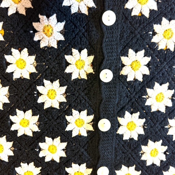In april Paris 1986 (sold by Simons) daisies crochet vest NWT - Picture 4 of 9
